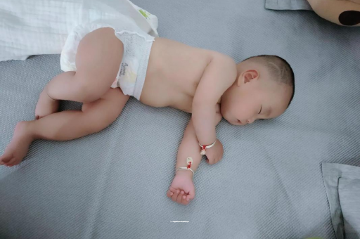 九江两个月宝宝肚子胀气